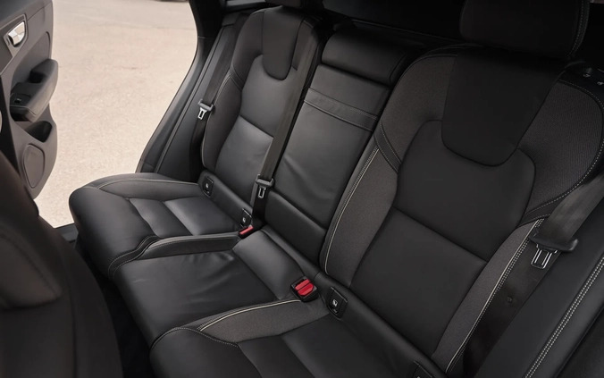 Volvo XC 60 cena 131800 przebieg: 133000, rok produkcji 2019 z Ustroń małe 596